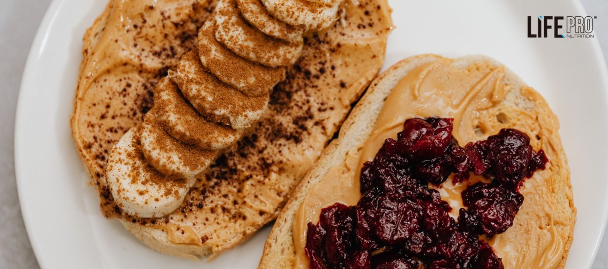 Toast ai mirtilli rossi e banana con crema di arachidi