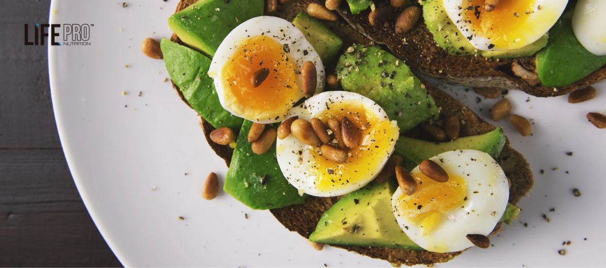 Toast salutare con uovo e avocado