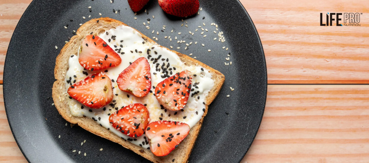 Toast con formaggio spalmabile e fragole con semi di sesamo