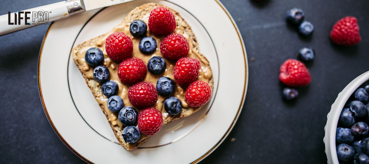 Tostada con crema de anacardos y frutas