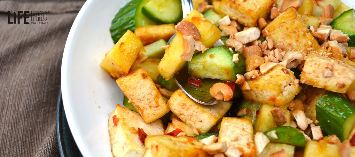 Ensalada de tofu, anacardos y pepino